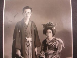 楠田議員の祖父辰雄さんと祖母温江さん(台湾で撮影された結婚写真) 楠田議員の祖父辰雄さんと祖母温江さん(台湾で撮影された結婚写真)
