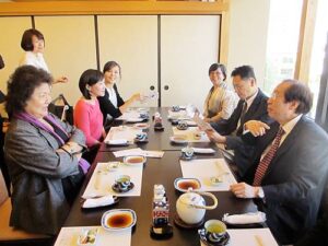 曽念祖処長のもと開かれた懇親会 曽念祖処長のもと開かれた懇親会