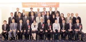 廖了以会長ご来阪歓迎会20121025 廖了以会長を囲んで