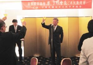 乾杯の音頭をとる神戸華僑総会の陸超会長 乾杯の音頭をとる神戸華僑総会の陸超会長