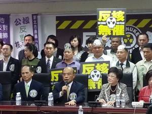 反核記者会見にて游錫堃前行政院長（前左）、民進党蘇貞昌主席（中央）、呂秀蓮前副総統「