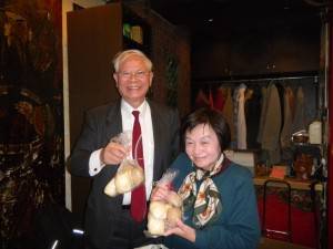 劉杏元女士（圖右）贈送親手做的饅頭給出席會員