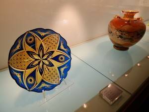 日本人アーティスト黒木国昭作「大皿−綾切子」(写真左)