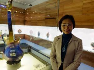 「国際ガラス芸術展」と「科技ガラス芸術館」のプロデューサー王雪沼さんとイタリアのアーティストDino Rosinの「エレキギター」