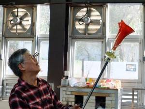 吹きガラスで作られた大きな花瓶。