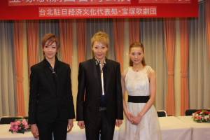 柚希禮音さん(中央)、夢咲寧寧さん(右)、紅ゆずるさん(左)
