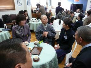 交流茶會。左一,東大阪市議員野田彰子