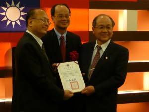 大阪中華總會會長洪勝信接受二等華光獎章