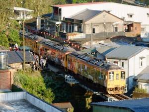 平渓駅に進入する列車。