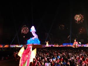 花火が打ち上げられる会場