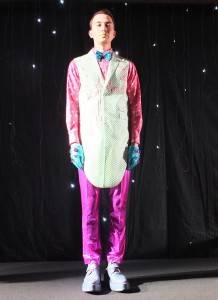 謝仁欣花費近２個月完成秀上展出的２４套服裝