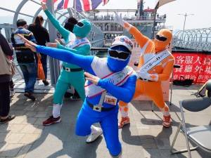 昨年、台湾メディアの注目を集めたゴミ拾いレンジャーも颯爽と登場