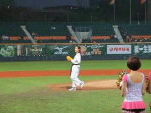 テコンドーの曾櫟騁選手始球式