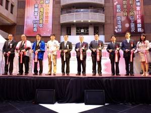 (左5人目から)日本旅行丸尾和明社長、交通部台湾鉄路管理局范植谷局長、交通部観光局劉喜臨副局長、台湾観光協会東京事務所江明清所長
