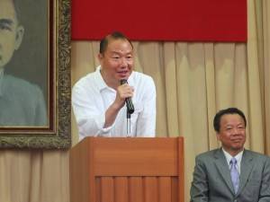 東京中華學校家長會會長林信安致詞歡迎新生及其家長加入東京中華學校這個大家庭