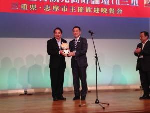 觀光局局長謝謂君（左）和三重縣知事鈴木英敬互換紀念品