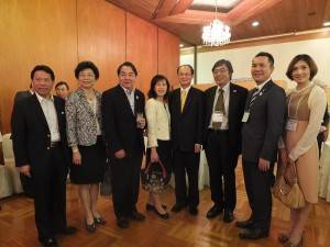 圖左起：觀光局東京辦事處主任江明清、台灣觀光協會會長賴瑟珍、觀光局局長謝謂君、駐日代表沈斯淳伉儷、日本國土交通省觀光廳廳長井手憲文和三重縣知事鈴木英敬伉儷