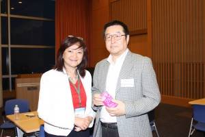 慶応大学日吉学生部国際担当海老原肇さん(右)
