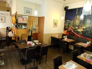 アットホームな店内。内装も十文字さん自ら手がけたと言う。