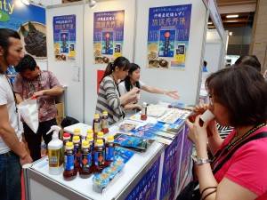会場の様子。試食コーナーには多くの人が集まる。