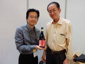 瑞穂酒造山里英智海外事業部マネージャー（左）と、南島酒販森山高志営業統括部長