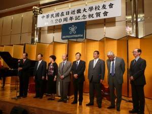 大阪辦事處處長黃諸侯頒獎表揚歷代會長。左起、黃處長、名譽會長王哲男、蔡伸雄夫人、李聰騏、陳荊芳、李忠儒、夏聞三郎、卜永和