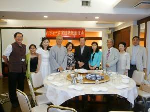 左起ACC秘書長林青嶔、大阪公演承辦人深小青、僑務委員謝美香、ACC發起人慧禮法師、大阪中華總會婦女會會長俞秀霞、大阪辦事處處長黃諸侯伉儷、大阪府日華友好交流協會會長川合通夫伉儷、欣華會會長李忠儒