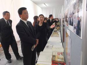 橫濱華僑總會會長施梨鵬介紹展示會場上的照片