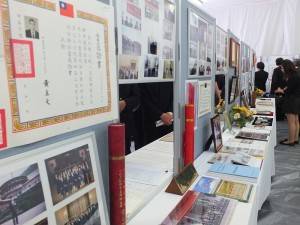 展示會上分成愛國、愛校、愛家、愛僑和展示遺作等幾個部分,陳列出照片和獎狀