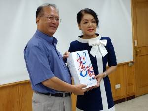 僑委會委員長吳英毅（左）贈送紀念品，由日本媽祖會會長曾鳳蘭（右）代領