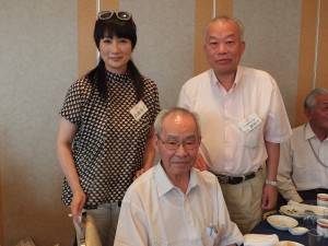 余貴美子與日本關東崇正會副會長劉禎士(後排右1)和顧問林利章(前排)合影,感謝他們協助她拍攝尋根影片