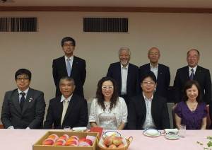 東京台灣商工會議所一行人拜會《福島民報》,後排左起總務局長花見政行、顧問花田勗、會長渡部世一和社長高橋雅行