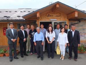 臨時住宅區自治會會長市川一(前排右4)與臨時住宅區的居民和東京台灣商會一行人合影