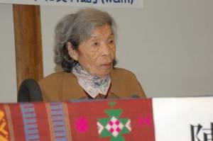 前台籍慰安婦鄭陳桃專程到日本參加台灣慰安婦特展的開幕記者會(照片提供:アクティブ・ミュージアム「女たちの戦争と平和資料館」(wam))