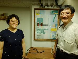 （右から）国立政治大学台湾史研究所薛化元所長と李為楨助理教授