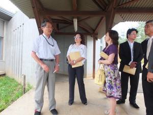 福島愛育園園長齋藤久夫(左1)向到訪的東京台灣商會一行人介紹園內設施