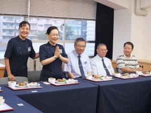 左起:慈濟日本分會執行長張秀民、慈濟加拿大分會執行長何國慶伉儷、日本分會總責任者陳金發、日本僑領詹德薰