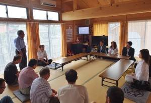 一行人到臨時住宅區和災民們聊天,了解災民所需