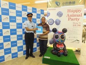 小田急新宿車站站長特別贈送紀念品給洪易（右）