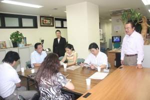 東京台湾商工会議所（銭妙玲会頭）一行が横浜弁事処表敬訪問に際して、「横浜媽祖廟」を訪れ、陳専務理事と懇談