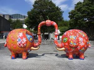 在雕刻之森的戶外展區展出的《分享象》，象徵的台日彼此分享幸福
