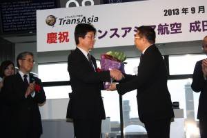 花束贈呈（林会長、加藤空港長双方受け渡し）