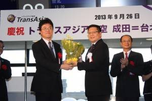 花束贈呈（林会長、加藤空港長双方受け渡し）