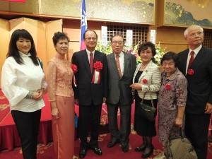 日本關東崇正會會長周子秋伉儷（右１、２）以及友人，和具有客家血統的日本女演員余貴美子（左１）與駐日代表合影