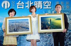 台北101董事長宋文琪(左)及東京晴空塔社長伊藤正明(右)互贈照片(圖中為雙塔美麗大使郭雪芙)(照片提供:台北101)