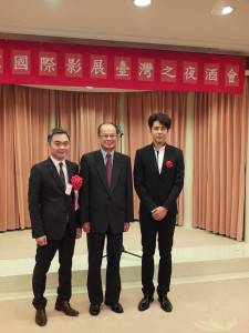 東京影展影視節目展台灣館親善大使胡宇威（右）和台北市影音節目製作同業公會理事長楊繼昌，一同出席駐日代表處主辦的台日影視交流會（圖中為：駐日代表沈斯淳）
