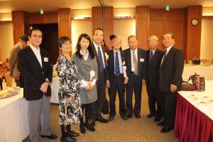 台北駐日経済文化代表処教育組林文通組長（左４人目）、喜久四郎会長（右４人目）ああ、一青妙さん（左３人目）高座日台交流の会石川公弘会長（右２人目）