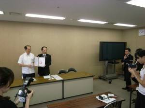 泡盛調酒協會在沖繩縣廳舉行記者會，公佈與台灣學校合作的計畫