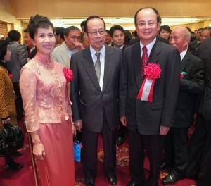 日本前首相福田康夫（中）亦到場致意