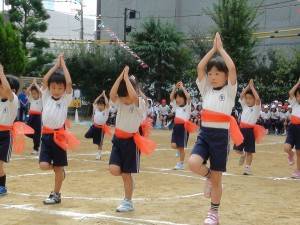 幼稚班演出功夫娃娃